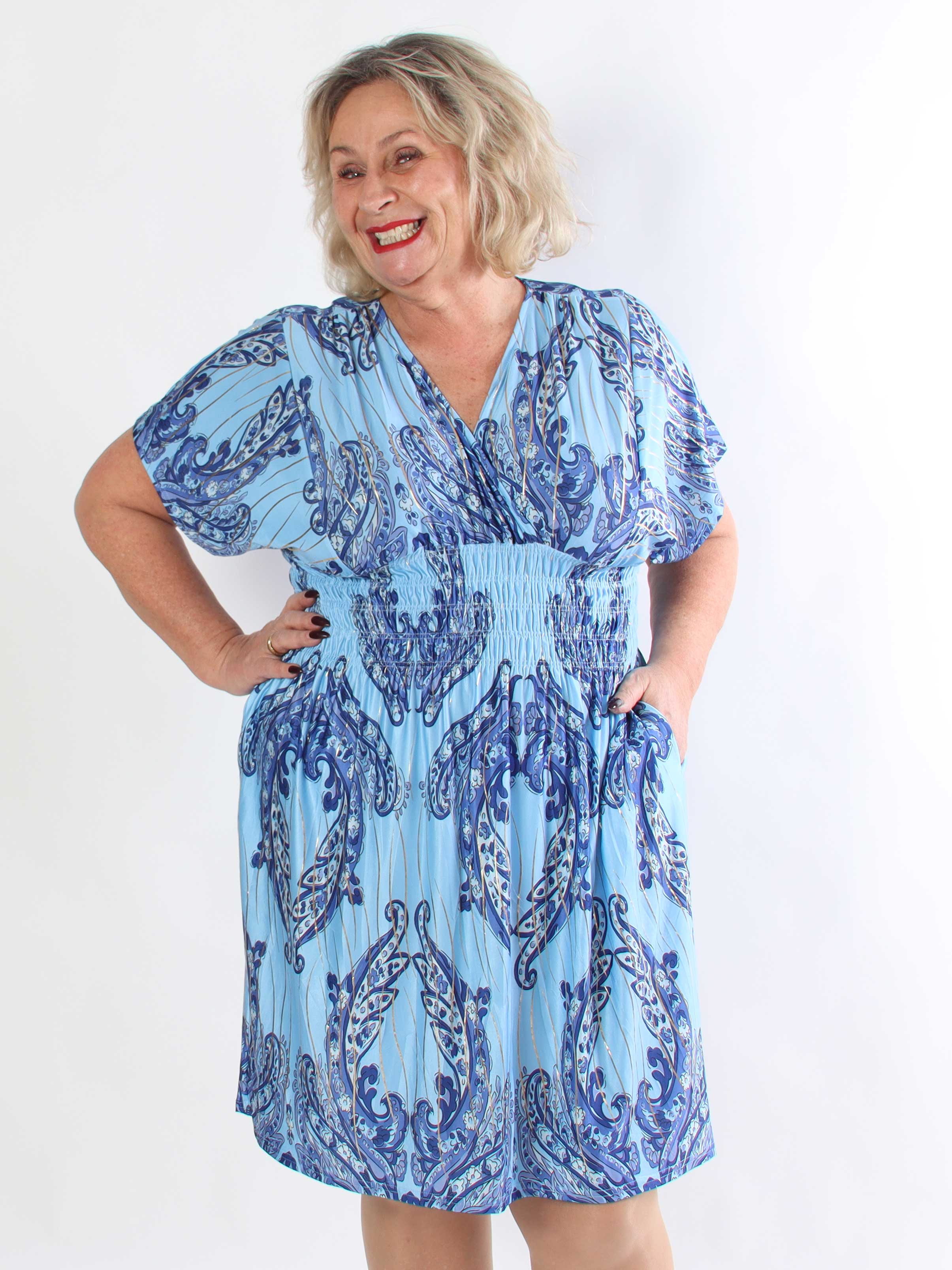 Pams Decor Short - Plus size kjole med fine mønstre og gyldne strejf